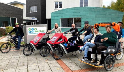 Bild mit Lastenrädern